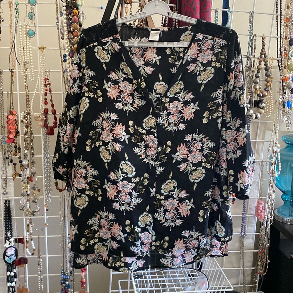 Terra & Sky 1X 16-18 polyester black floral top. Lace insert at shoulder tab 3/4